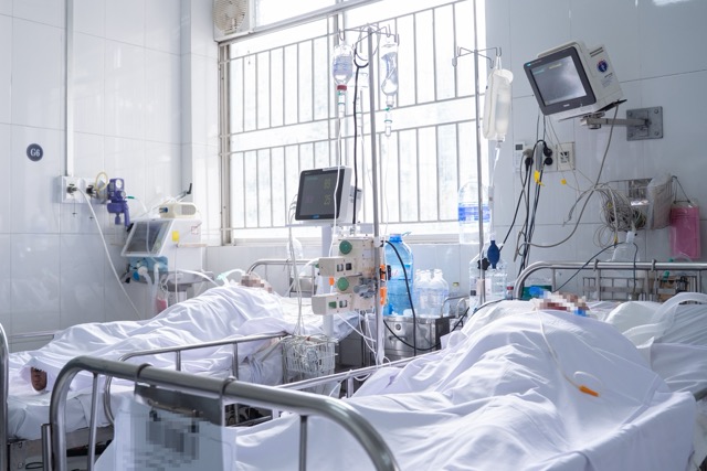 Cho Ray Hospital makes efforts to rescue 5 victims of the restaurant fire in Ho Chi Minh City. Photo: Cho Ray Hospital provided