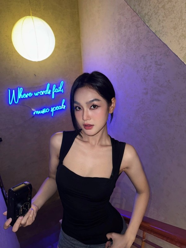 Dù là ngoài đời hay trong phim “Lửa trắng“, Cù Thị Trà đều theo đuổi phong cách quyến rũ. Ảnh: Nhân vật cung cấp.