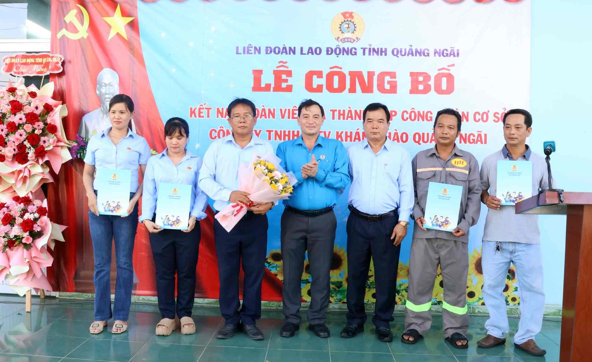 Mr. Dinh Quoc Tuan - Chairman of the Quang Ngai Provincial Labor Federation (4th from right) attends the Ceremony to establish the grassroots Trade Union of Khanh Hao One Member Limited Liability Company. Photo: Quang Ngai Provincial Labor Federation