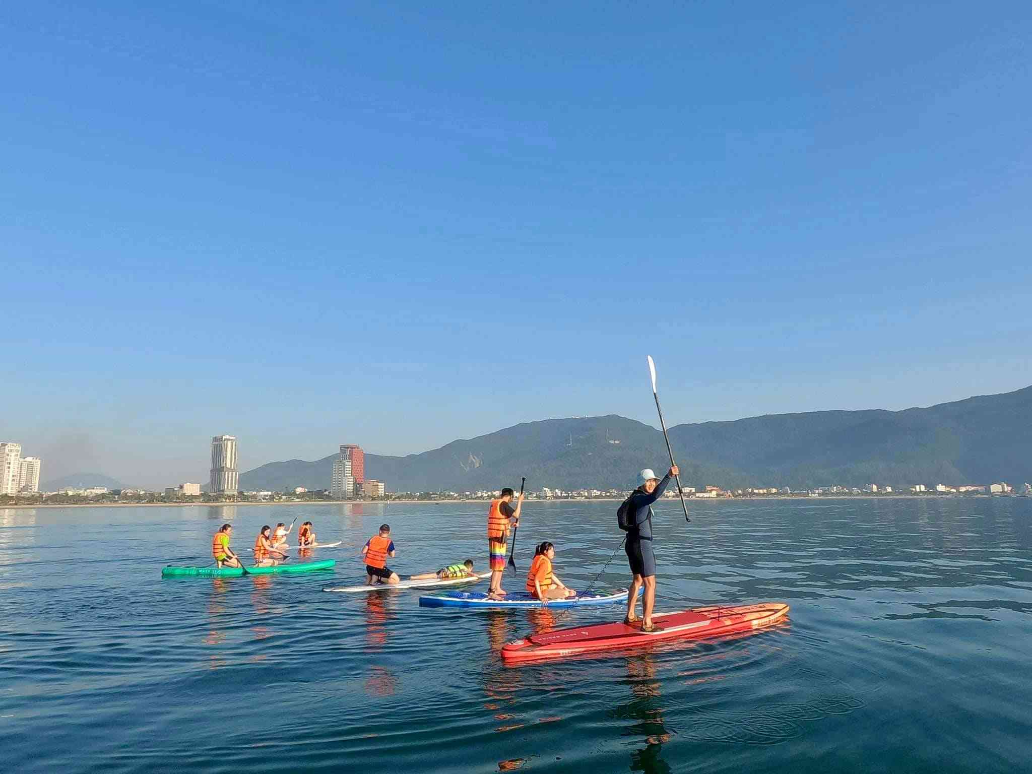 Tourists rowing SUP to welcome sunrise on My Khe beach. Photo: My An