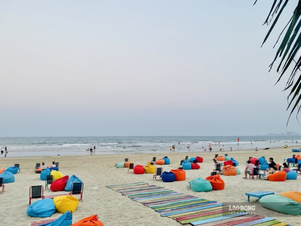Có nhiều quán cà phê view biển ở Mỹ Khê. Ảnh: Linh Boo