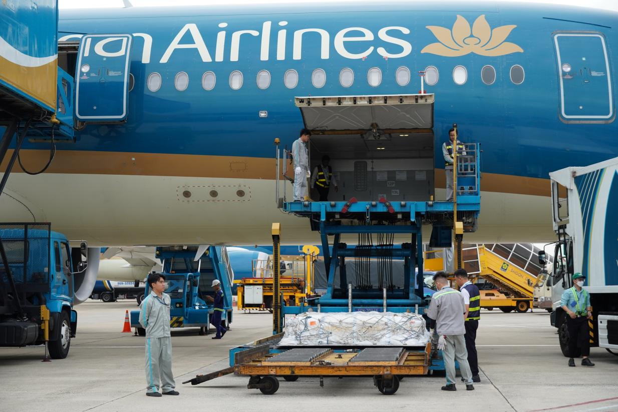 The bodies of the victims were taken onto the flight at 6 pm to India according to the wishes of the families. Photo: Provided by Ho Chi Minh City Department of Foreign Affairs