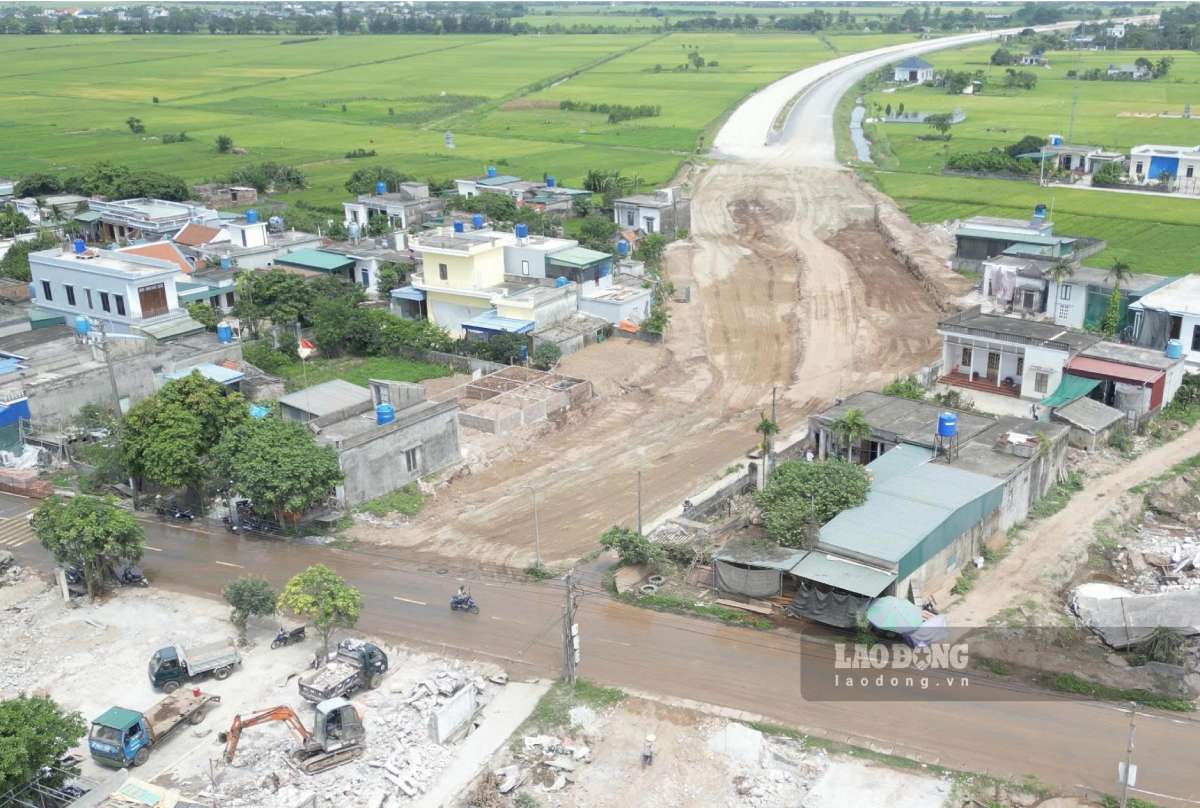 Site clearance for route No. 3 under the Project to invest in the construction of main roads connecting functional areas in Thai Binh Economic Zone. Photo: Ha Vi