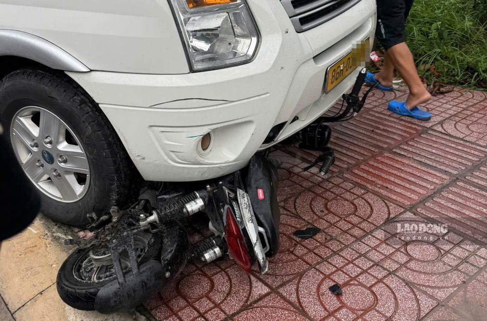 Một phương tiện nằm trước đầu ô tô 16 chỗ. Ảnh: Duy Tuấn