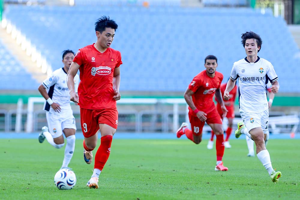 The Vietnamese national team closed their training trip in Korea with a 2-1 victory over Gangwon FC. Photo: VFF