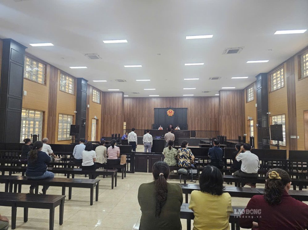 Cựu Giám đốc Bệnh viện Đa khoa vùng Tây Nguyên cùng các bị cáo khác tại phiên tòa. Ảnh: Uy Nguyễn