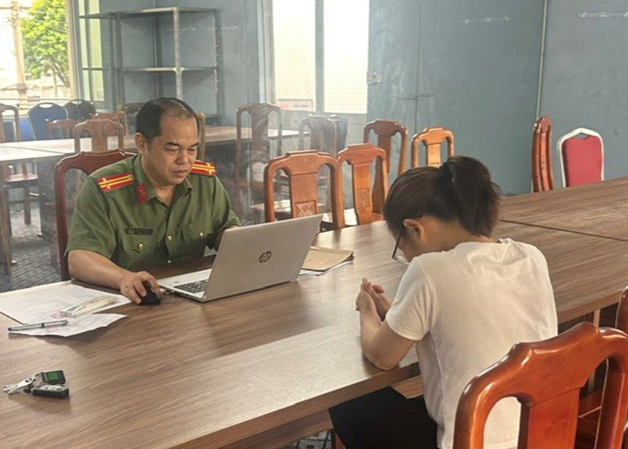 Bà N.T.V. tại cơ quan Công an. Ảnh: Công an Hải Phòng
