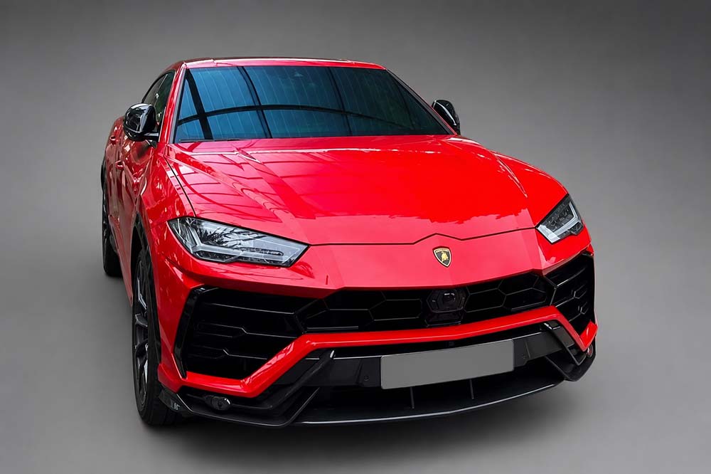 Lamborghini Urus owns a prominent Rosso Mars exterior with many contrasting black paint details. Graphics: Thanh Vu / AI used