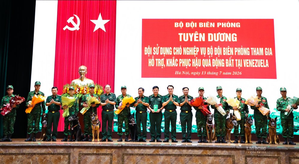 Commendation activity for the Border Guard Professional Dog Team participating in supporting and overcoming the consequences of the earthquake in Venezuela. Photo: Ai Van