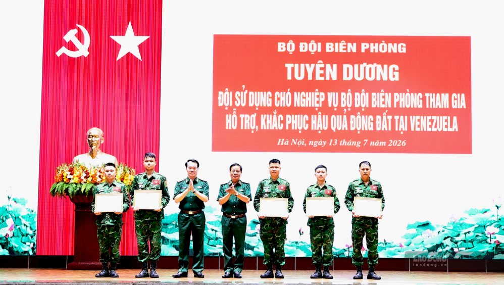 Hoạt động tuyên dương Đội sử dụng chó nghiệp vụ Bộ đội Biên phòng tham gia hỗ trợ, khắc phục hậu quả động đất tại Venezuela. Ảnh: Ái Vân