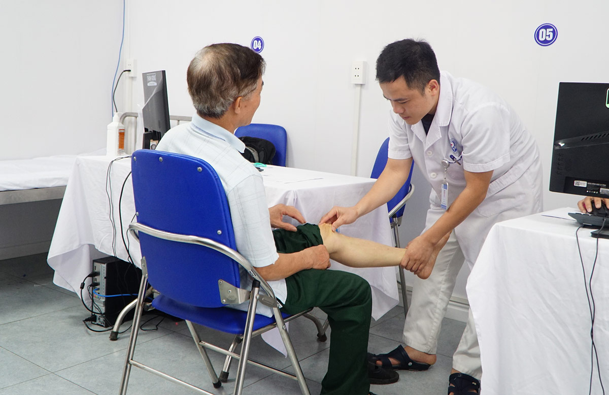 People in Hong Ha ward (Hanoi) are given free health check-ups. Photo: Provided by Hoe Nhai General Hospital