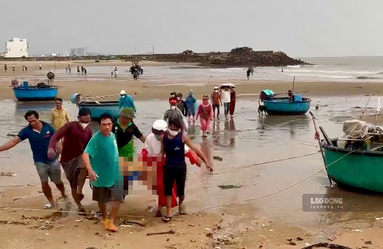 The body of the missing fisherman has been found and brought ashore. Photo: Duy Tuan