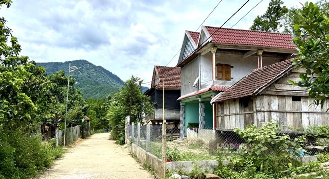 Người dân ở Khu tái định cư Mang Póc, xã Ba Xa, tỉnh Quảng Ngãi đang mòn mỏi chờ cấp sổ đỏ. Ảnh: Ngọc Đức