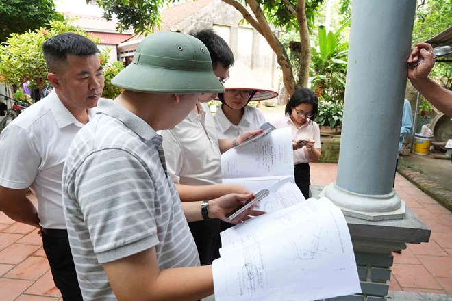 Funcionarios de la comuna de Thanh Oai (Hanoi) bajan a las casas de la gente para comparar y actualizar la información de datos de tierras. Foto: Sitio web de noticias de la comuna de Thanh Oai