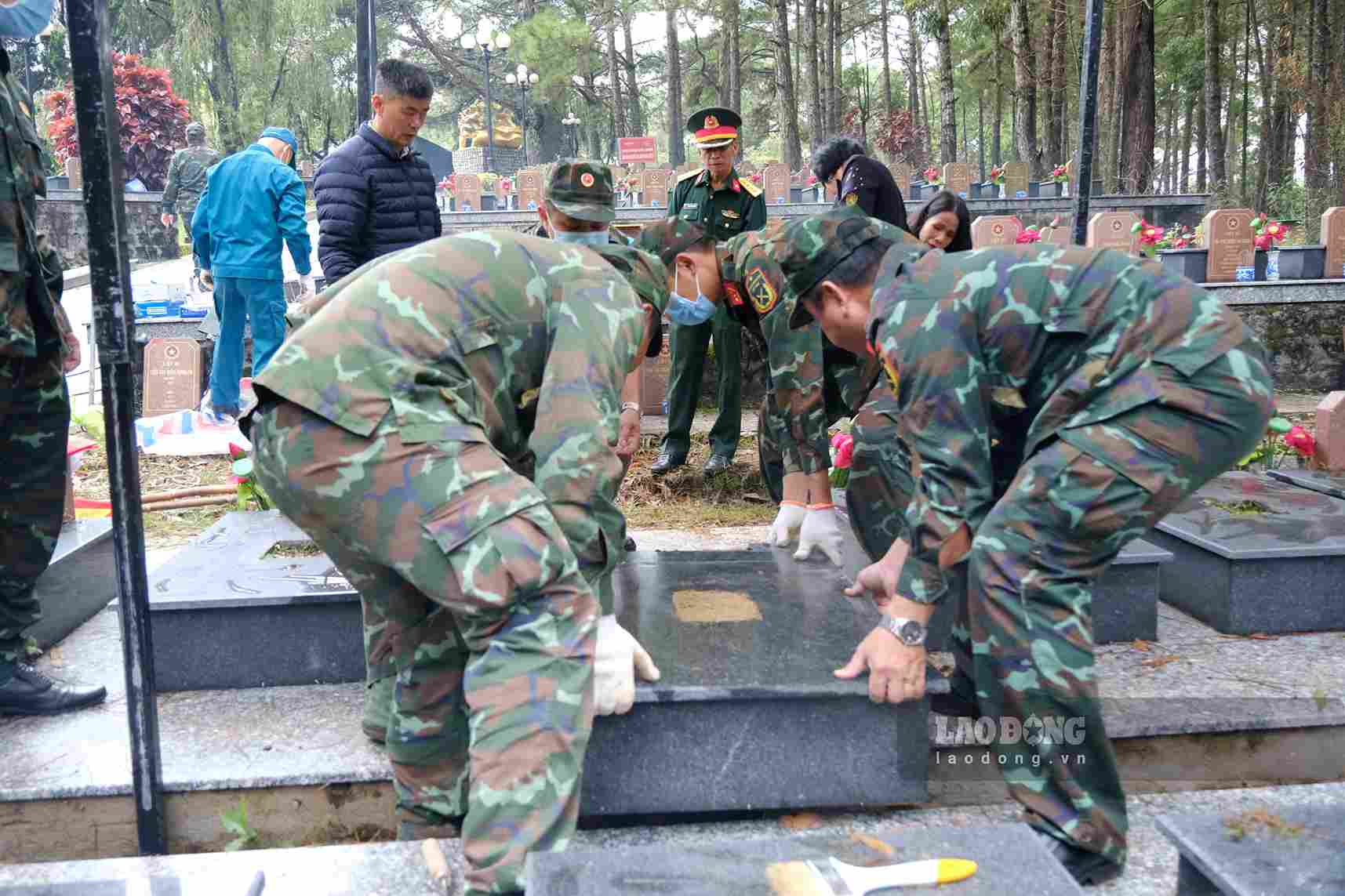 Forces conduct DNA testing samples at Lam Dong Martyrs' Cemetery. Photo: Lam Dong Provincial Military Command