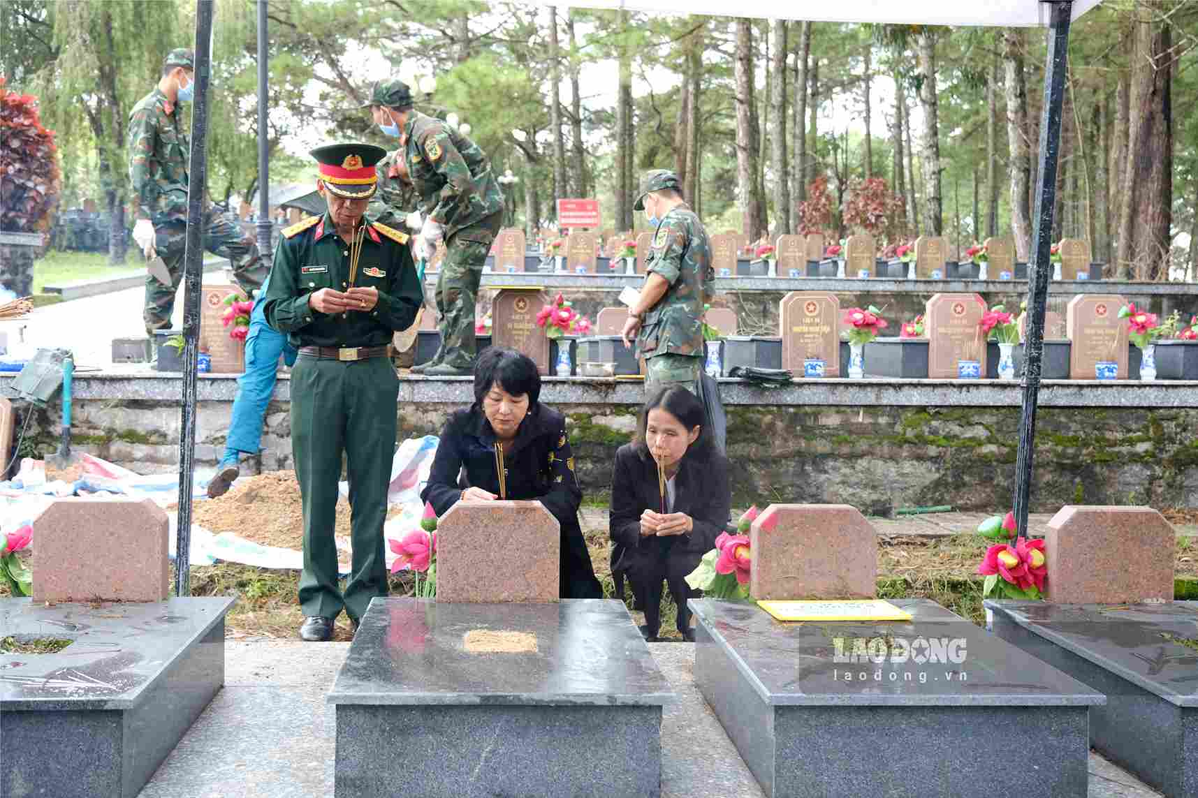Lãnh đạo tỉnh Lâm Đồng dân hương tri ân các anh hùng liệt sĩ. Ảnh: Bộ Chỉ huy Quân sự tỉnh Lâm Đồng 