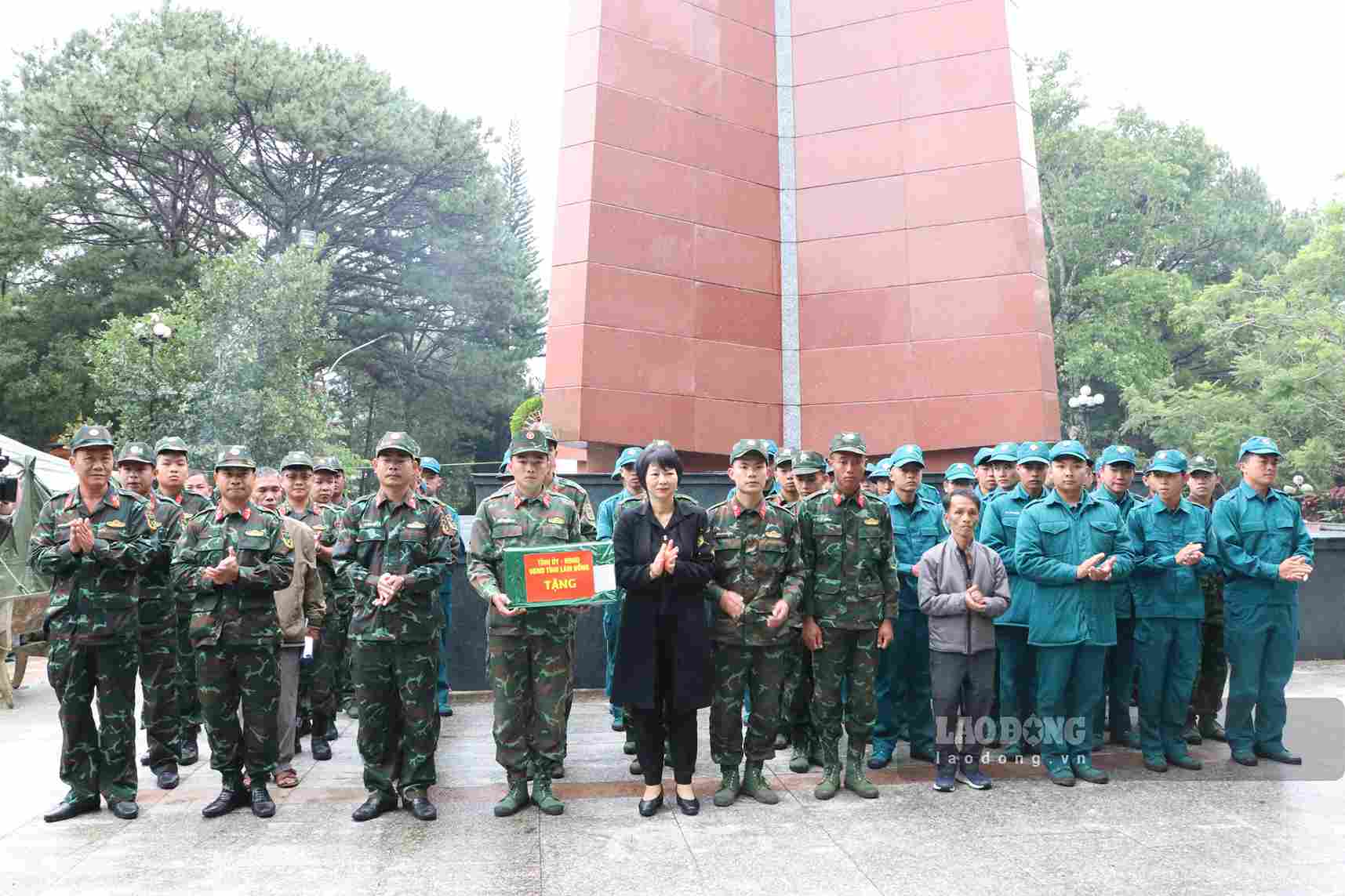Bà Phạm Thị Phúc, Phó Bí thư Tỉnh ủy, Chủ tịch Ủy ban MTTQ Việt Nam tỉnh Lâm Đồng tặng quà động viên lực lượng làm nhiệm vụ lấy mẫu ADN. Ảnh: Bộ Chỉ huy Quân sự tỉnh Lâm Đồng 