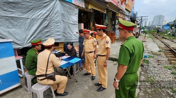 Hanoi police remove self-opened railway crossings. Photo: Van Hue