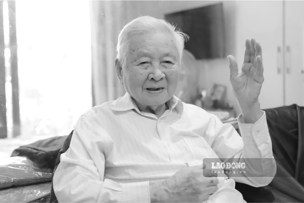 우수 교사 도까선 - 전 316대 174연대 251대대 중대장(A1 언덕에서 38일 밤낮 전투) - 노동 신문 기자와의 인터뷰에서. 사진: 쩐브엉