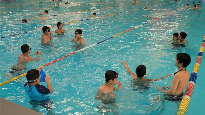 Public swimming pools always attract a large number of children on hot summer days. Photo: Phong Linh