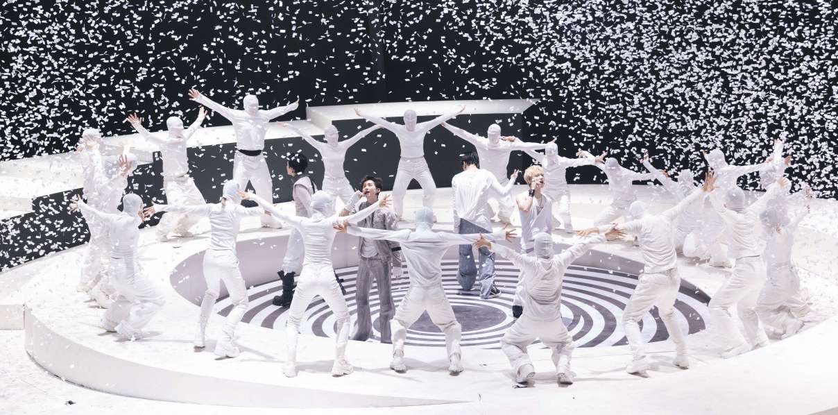 Artists perform the song Xoay vong in Tinh Ha say hi. Photo: Show producer.