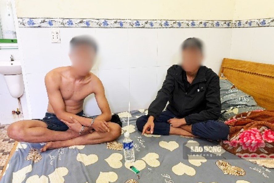 Two drug users were discovered and arrested by Duc Lap Commune Police. Photo: Duc Lap Commune Police