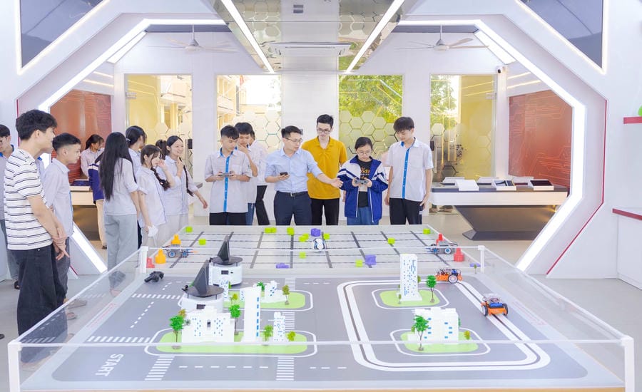 Lecturers of the Academy of Posts and Telecommunications Technology teach STEM and AI to students in Nghia Tru commune (Hung Yen). Photo: School