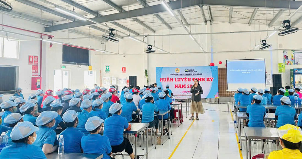 The Trade Union of Sedo Vinako Co., Ltd. (under Duy Xuyen Commune Trade Union, Da Nang) organizes propaganda and dissemination of policies and laws for more than 5,000 union members and workers. Photo provided by Duy Xuyen Trade Union