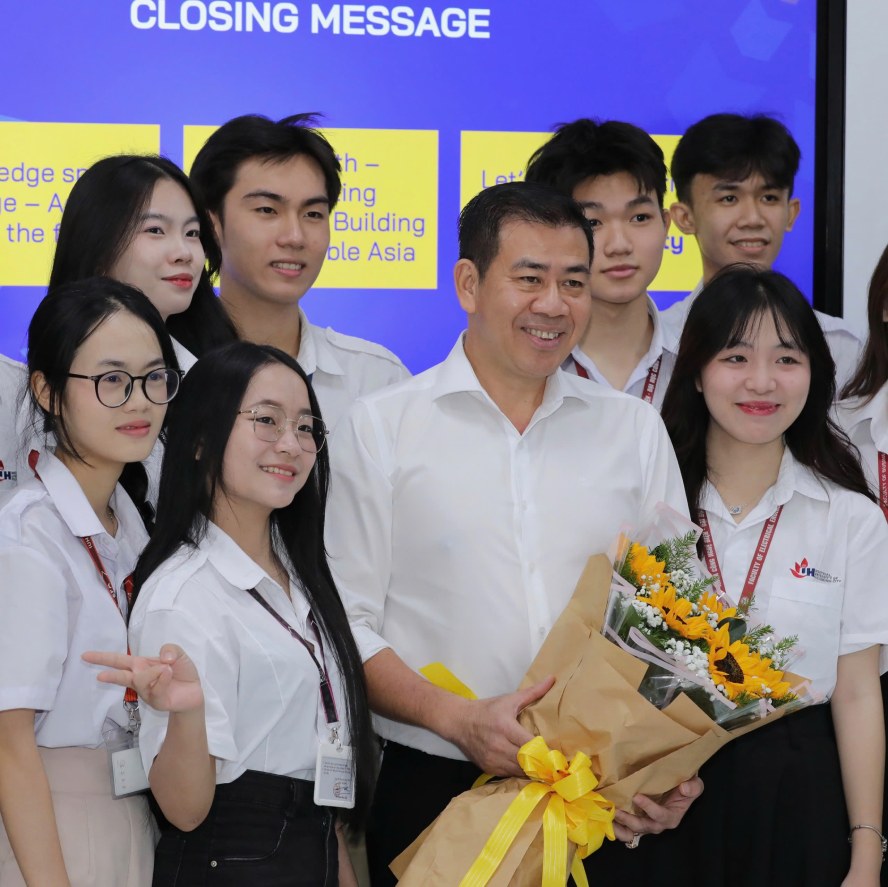 Assoc. Prof. Dr. Phan Hong Hai and students of Ho Chi Minh City University of Industry. Photo: Character provided