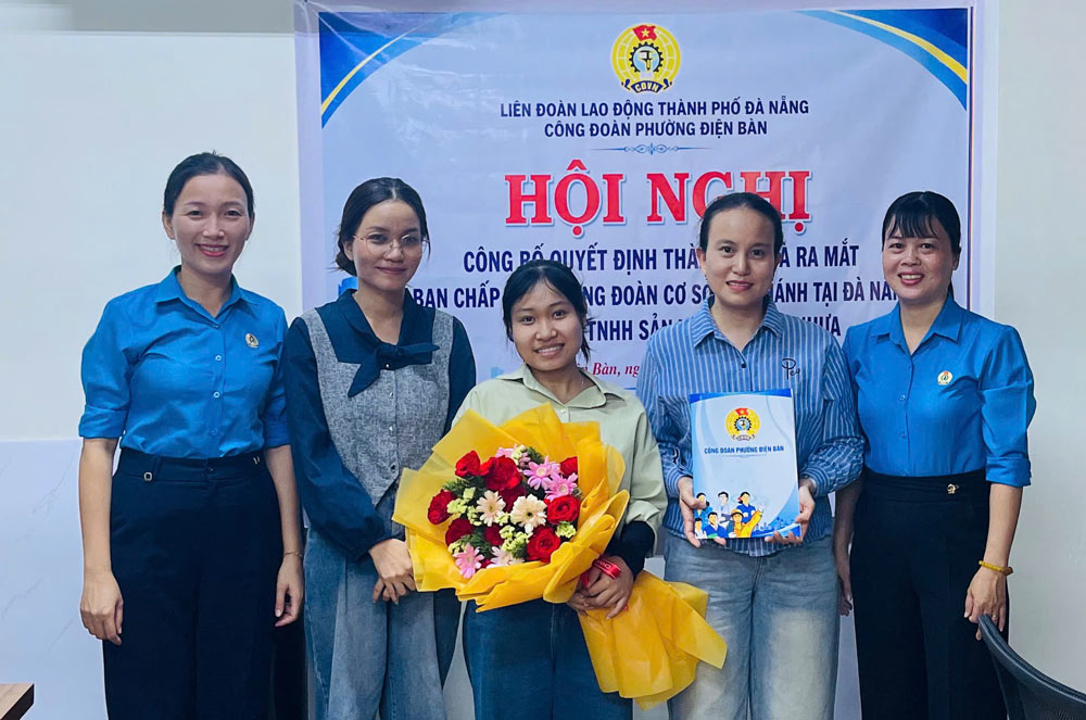 Dien Ban Ward Trade Union, Da Nang established a grassroots Trade Union Branch in Da Nang - Plastic Fabric Production Co., Ltd. with 45 union members. Photo provided by Dien Ban Trade Union