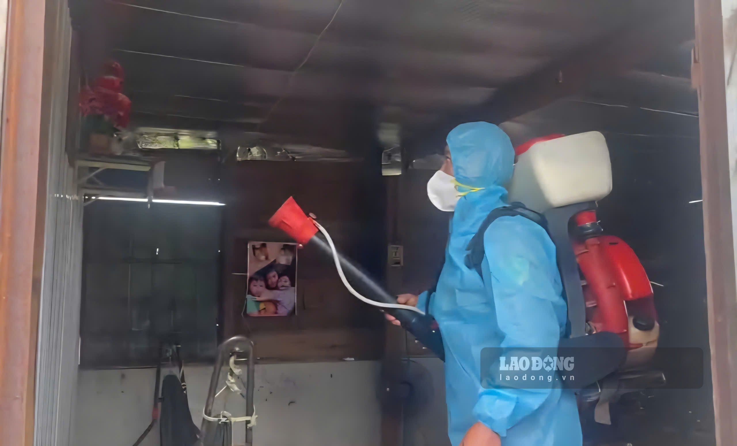 Cán bộ y tế xã Quảng Tân phun hóa chất diệt muỗi phòng chống sốt xuất huyết. Ảnh: Thần Hy