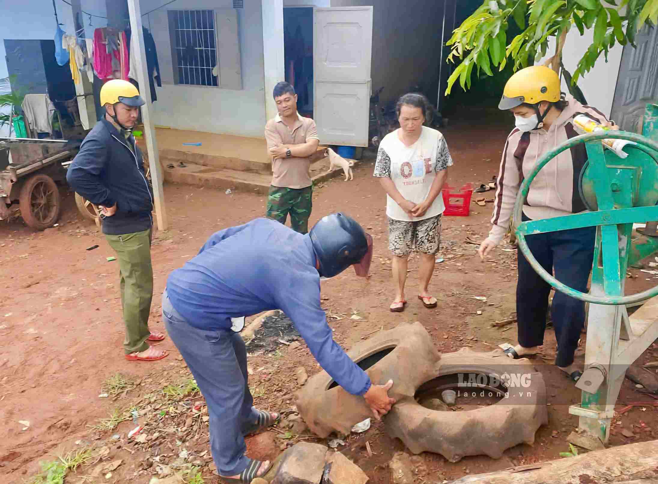 Cơ quan chức năng xã Quảng Tín hướng dẫn người dân diệt loăng quăng phòng chống sốt xuất huyết. Ảnh: Thần Hy
