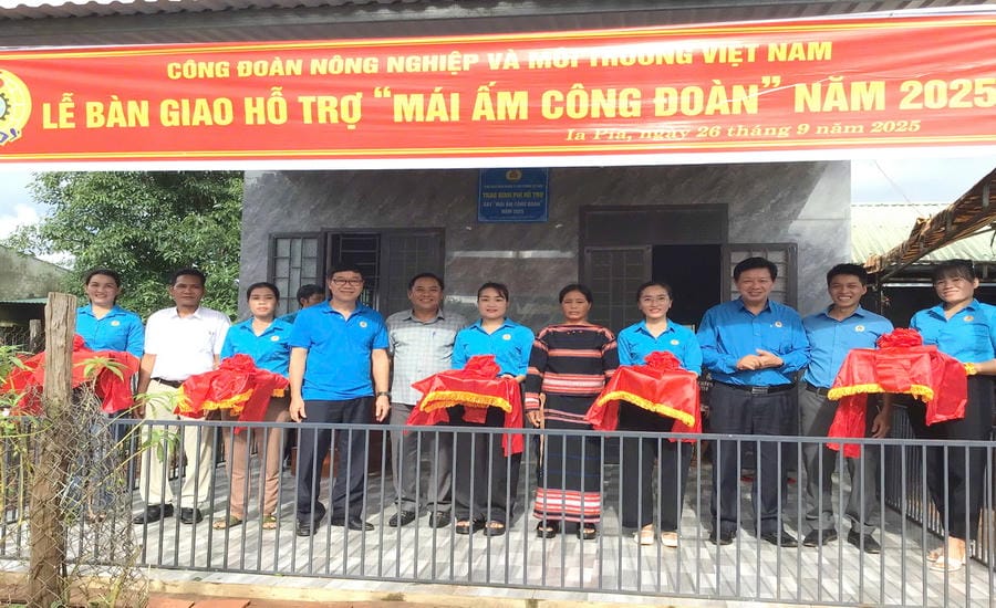 Handover ceremony of Trade Union Shelter house to Ms. Ro Lan Thuin (in ethnic costume). Photo: Provided by Vietnam NNMT Trade Union