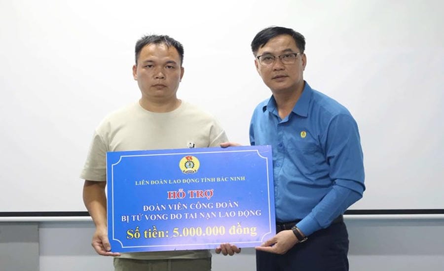 Đại diện LĐLĐ tỉnh Bắc Ninh trao hỗ trợ gia đình đoàn viên người nước ngoài tử vong do TNLĐ. Ảnh: Quyết Chiến - LĐLĐ tỉnh Bắc Ninh