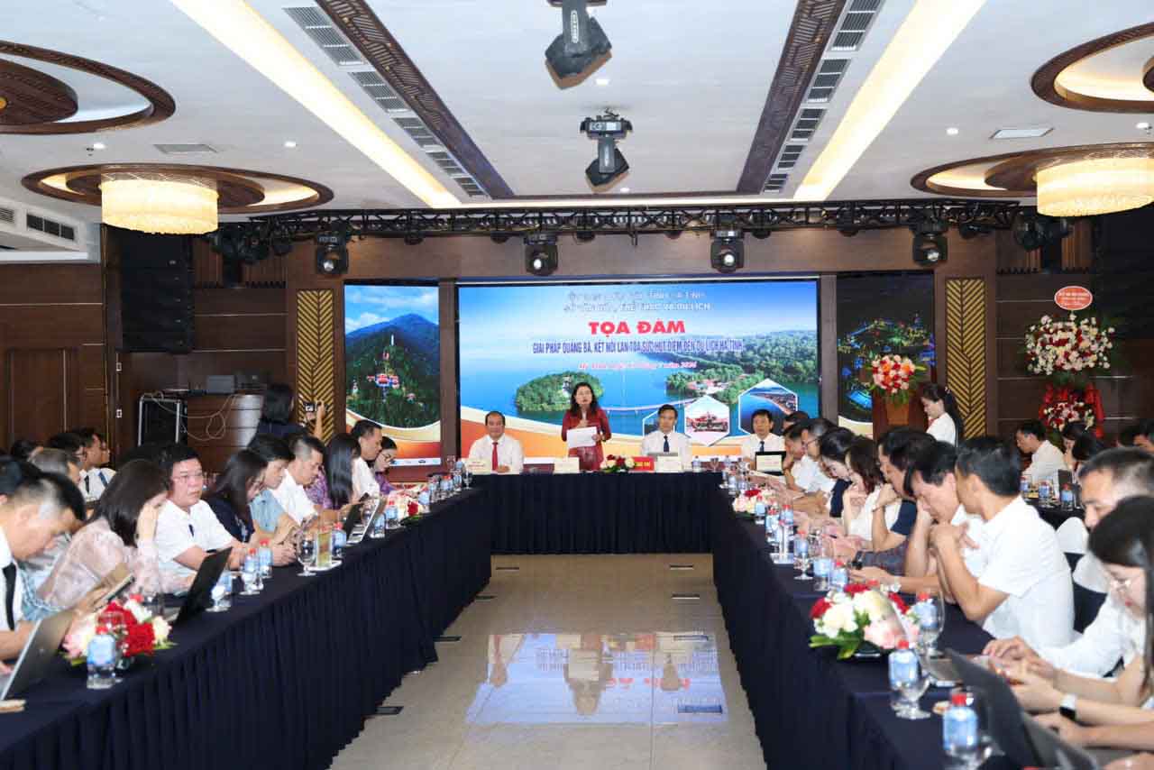 The seminar discussed solutions to promote, connect, and spread the attraction of Ha Tinh tourist destinations. Photo: Ha Tinh Department of Culture, Sports and Tourism