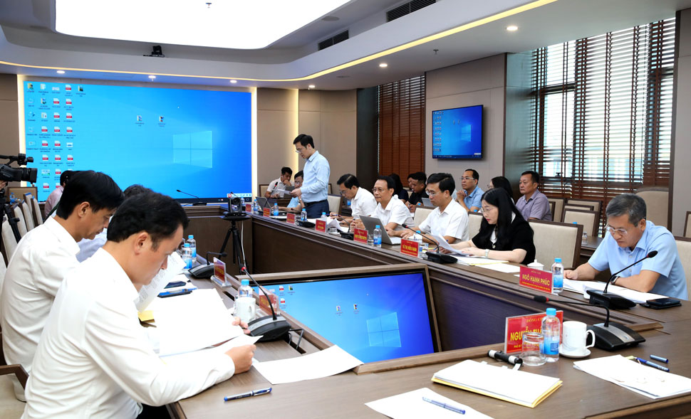 Lãnh đạo Trung tâm Xúc tiến đầu tư, Thương mại và Du lịch tỉnh báo cáo tiến độ công tác chuẩn bị tổ chức. Ảnh: Cổng TTĐT Lào Cai