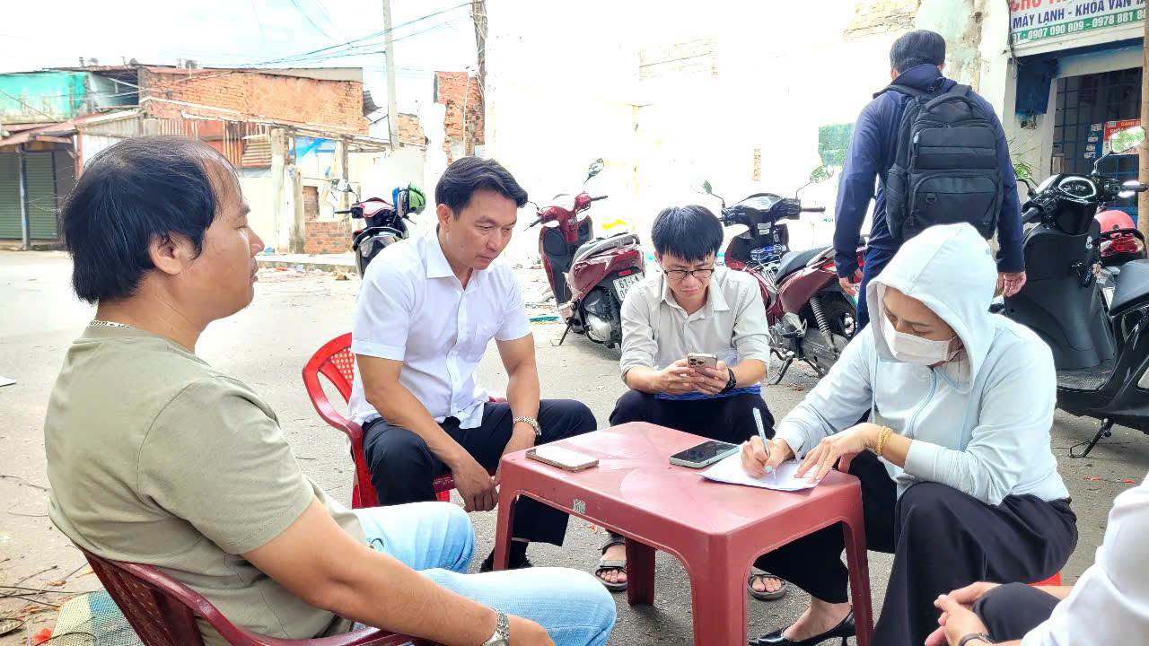 Dong Hoa Ward People's Committee propagates and mobilizes people to hand over land to implement the university project in the area. Photo: Dong Hoa Ward People's Committee