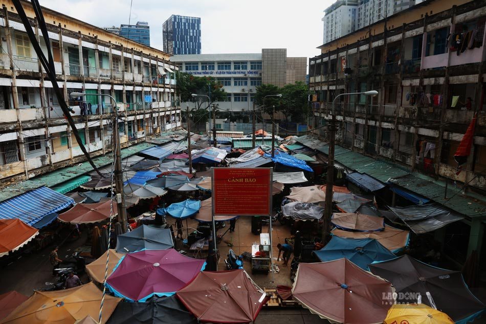 El edificio de apartamentos Vinh Hoi es uno de los edificios de apartamentos de nivel D que necesitan ser reconstruidos en la ciudad de Ho Chi Minh. Foto: Anh Tu