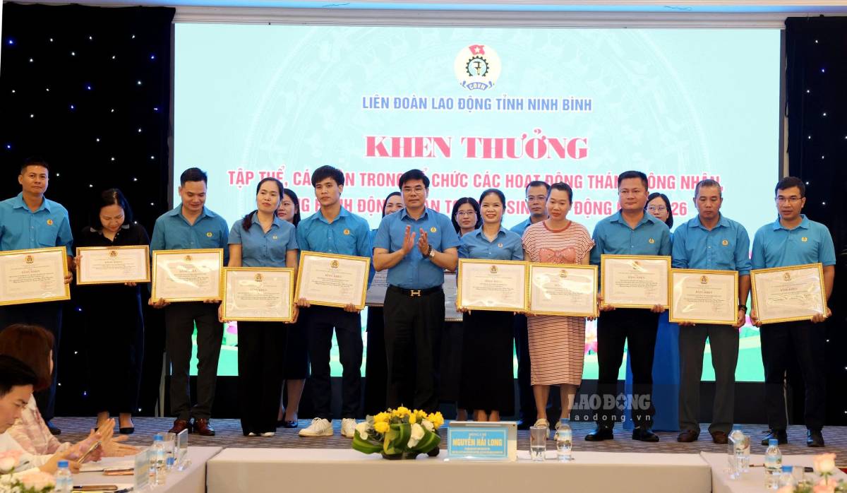 La Federación Laboral Provincial de Ninh Binh organizó una conferencia para resumir el movimiento CNVCLĐ y las actividades sindicales en los primeros 6 meses del año; desplegar las tareas clave para los últimos 6 meses de 2026. Foto: Ha Anh