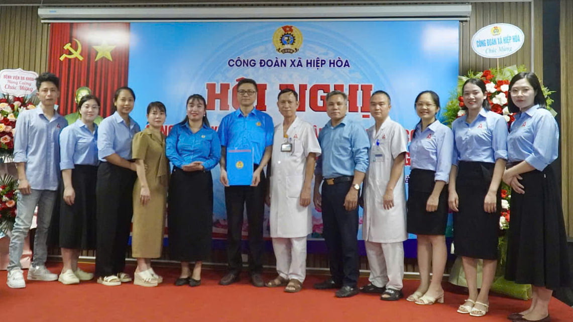 El Sindicato de la comuna de Hiệp Hòa organiza la publicación de la decisión de establecer el Sindicato de base de la Sociedad Anónima del Hospital Hùng Cường. Foto: Proporcionada por el Sindicato de la comuna de Hiệp Hòa.