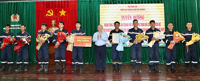 Chairman of Hai Phong City People's Committee Do Thanh Trung presents letters and bonuses to the working delegation. Photo: Hai Phong e-Portal
