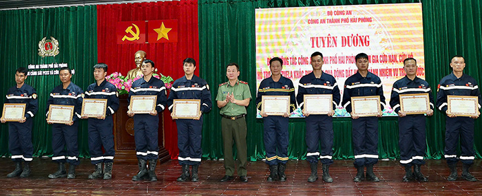 Thừa ủy quyền của Bộ trưởng Bộ Công an, Thiếu tướng Bùi Quang Bình, Giám đốc Công an thành phố trao tặng Bằng khen của Bộ trưởng Bộ Công an cho 10 cán bộ, chiến sĩ vì đã có thành tích xuất sắc trong thực hiện nhiệm vụ quốc tế. Ảnh: Cổng TTĐT Hải Phòng