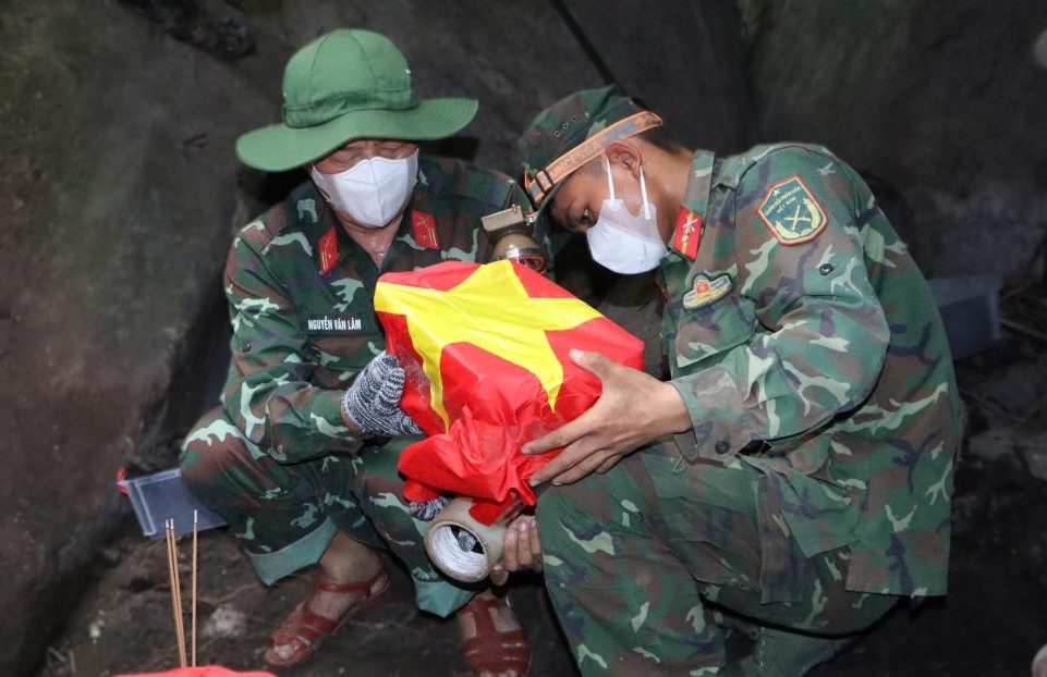 Peeling off layers of soil and rocks, bringing martyrs back from the heart of the mountain. Photo: Provided by Da Nang City Military Command