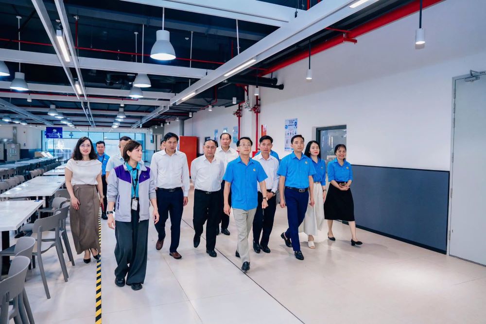 Nghe An Provincial Labor Federation - Xieng Khouang exchanges operating experience at a business with 32,000 workers. Photo: Nghe An Trade Union