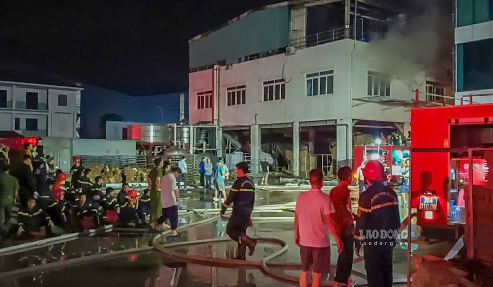 Late on July 13, functional forces are still organizing to completely control the fire. Photo: Quach Du