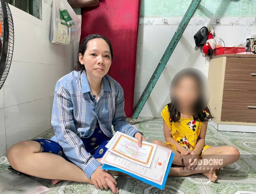 ホーチミン市の労働者は、子供を小学校1年生に入学させることができないことを心配しています。写真:ディン・チョン