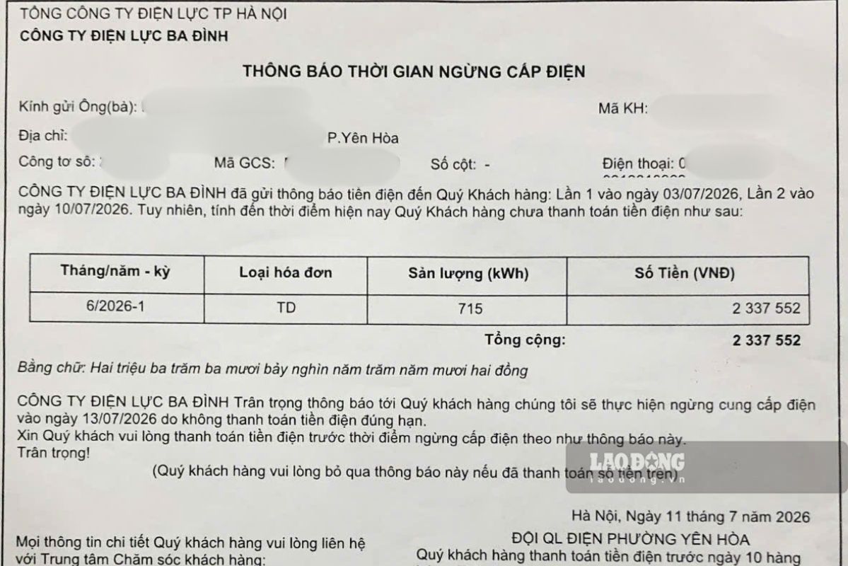 Trở về sau kỳ nghỉ 5 ngày, chị Huyền nhận được thông báo ngừng cấp điện từ Công ty Điện lực Ba Đình. Ảnh: Hạ Linh