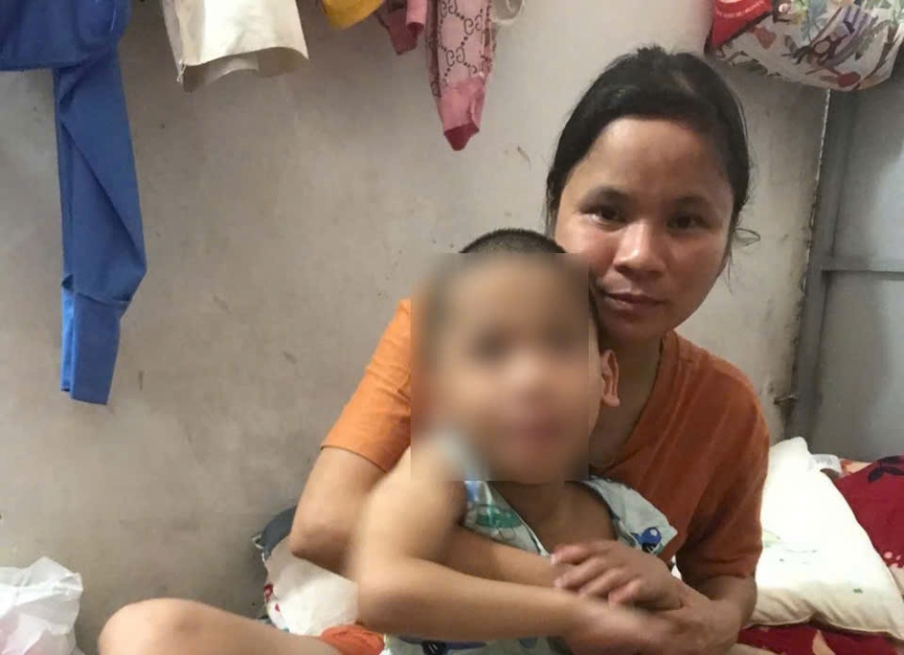 For 7 long years since her son developed the disease, the single mother - Ms. Dinh Thi Lien has been burdened with taking care of her son, taking care of the costs for his treatment. Photo: Family provided