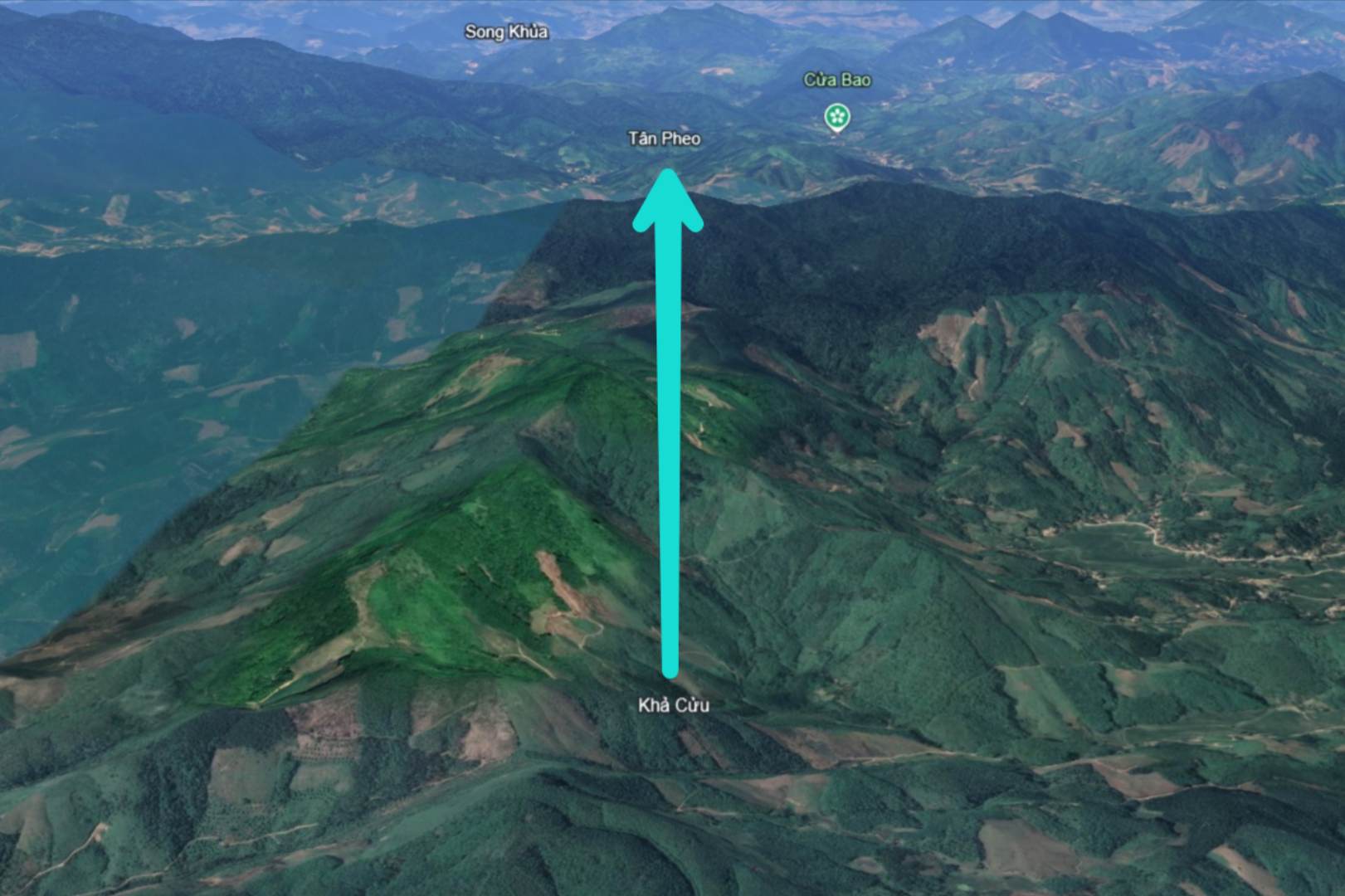산악 지역인 떤페오와 카끄우 코뮌은 높은 언덕으로 분리되어 있습니다. Google Earth 사진 그래픽: 또꽁