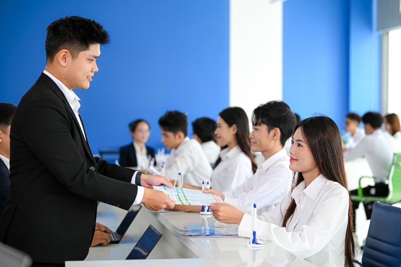 Thí sinh hoàn tất thủ tục tham gia chương trình “Khối chốt hè” tại Trường Đại học Văn Hiến để được hưởng chính sách hỗ trợ 70% học phí học kỳ 1 và 20% học phí học kỳ 2 theo quy định. Ảnh: Đại học Văn Hiến